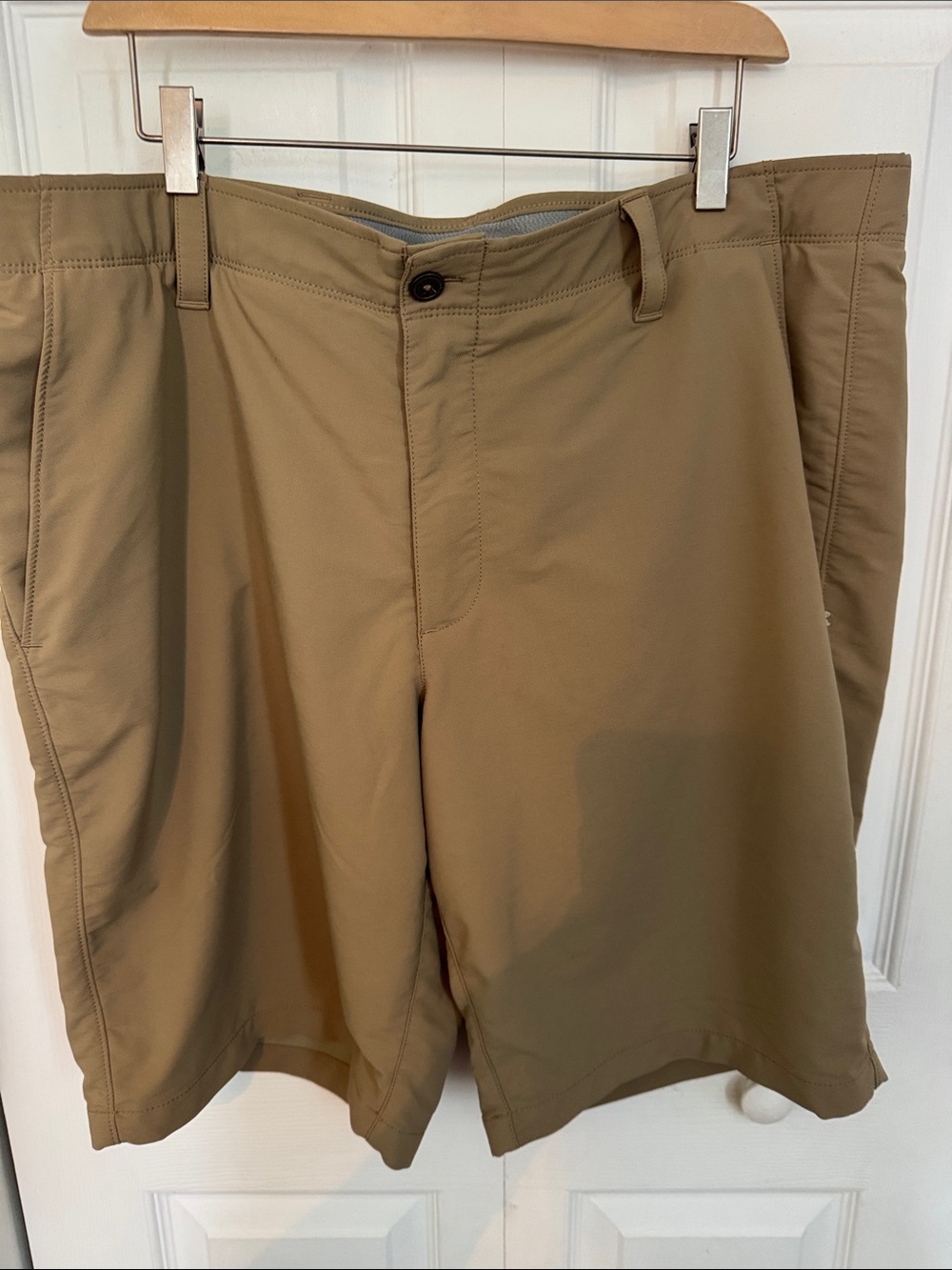 Under Armour Men's Khaki Flat Front Performance Shorts, Size 40, Like New